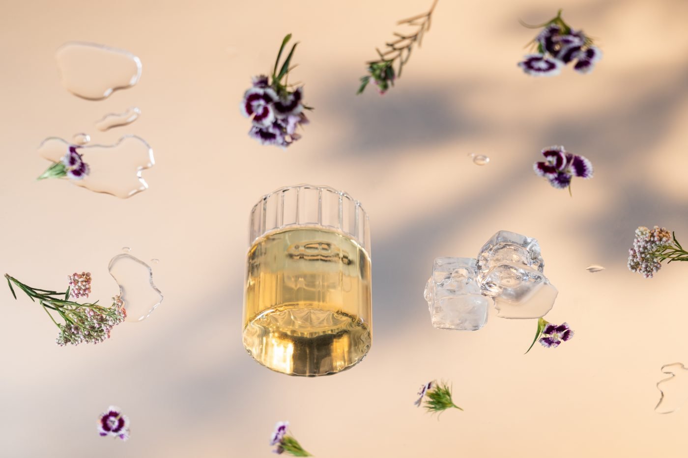 Refresh your nature: how to prepare cold herbal teas, a summer must-have