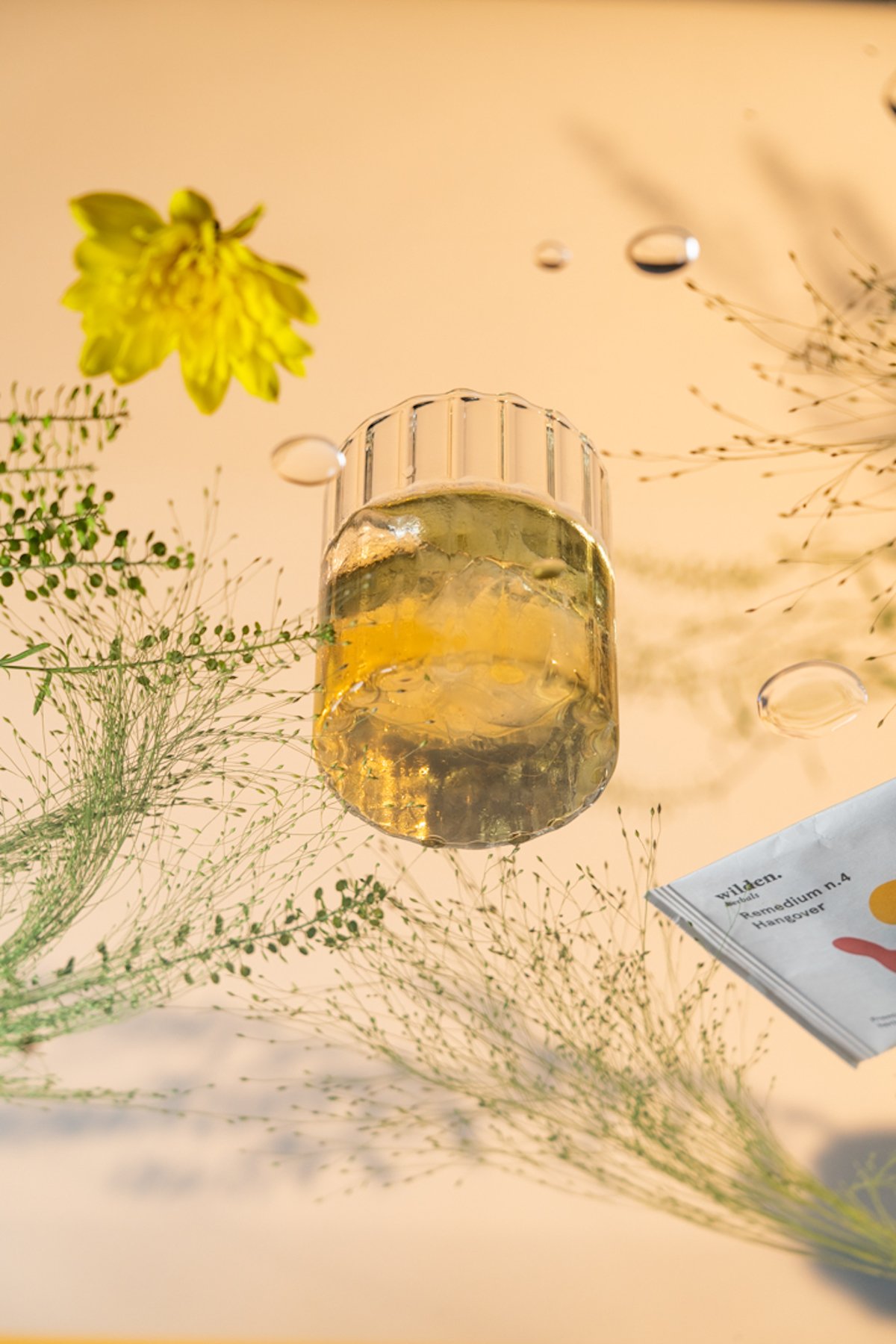 Refresh your nature: how to prepare cold herbal teas, a summer must-have