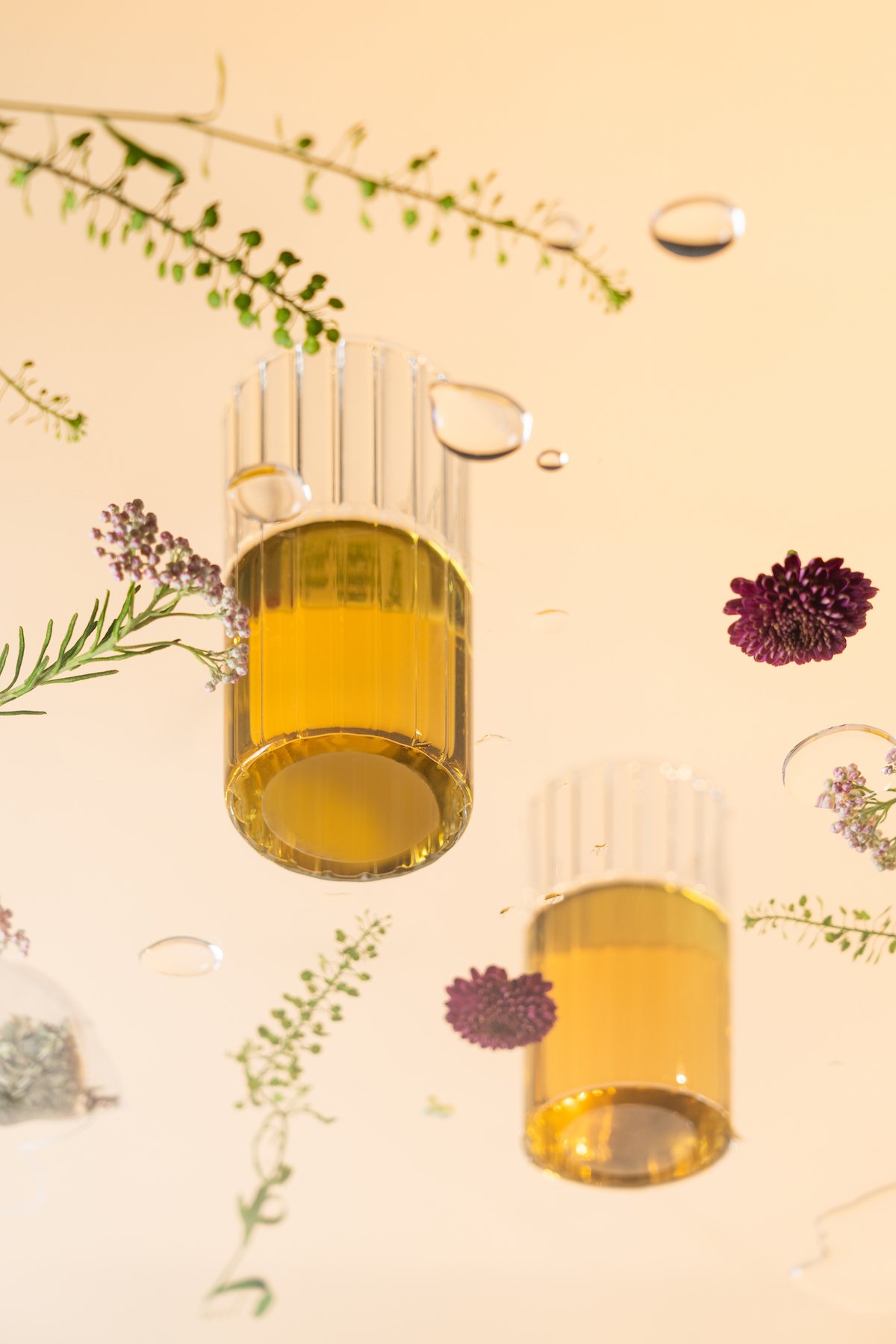 Refresh your nature: how to prepare cold herbal teas, a summer must-have